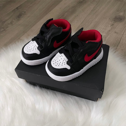 Jordan 1 Low Black/Fire Red Boys Trainers - 3.5
