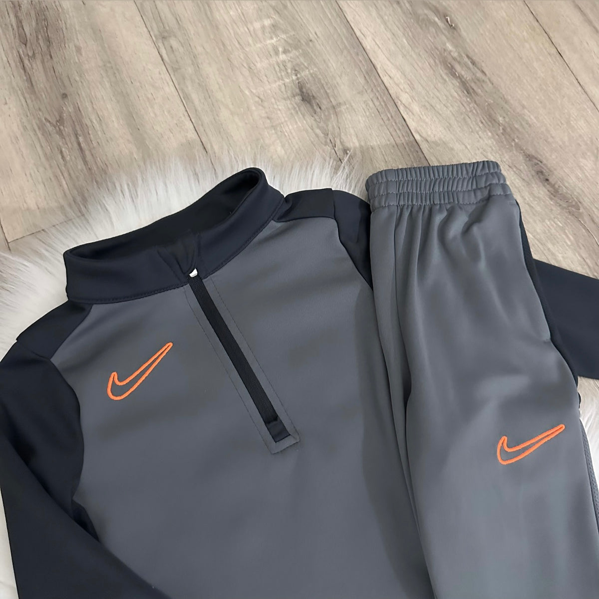 Nike Boys Tracksuit Set - 12/18 months
