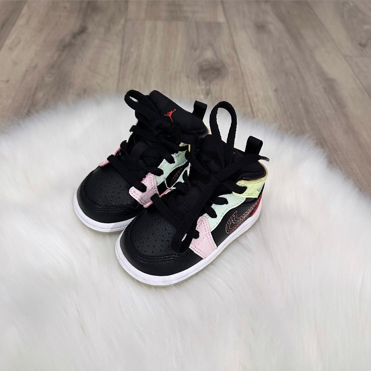 Jordan 1 ‘Glow In The Dark’ Unisex Trainers - 3.5 Infant