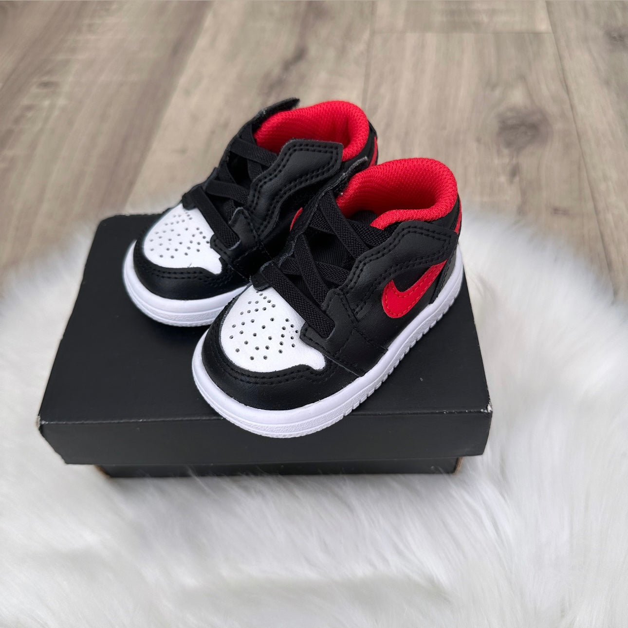 Jordan 1 ‘Black / Fire Red’ Boys Trainers - 2.5 UK