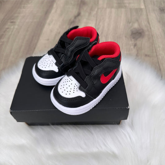 Jordan 1 ‘Black / Fire Red’ Boys Trainers - 2.5 UK