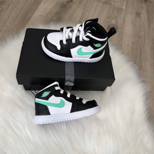Jordan 1 ‘Green Glow’ Boys Trainers - 4.5 UK