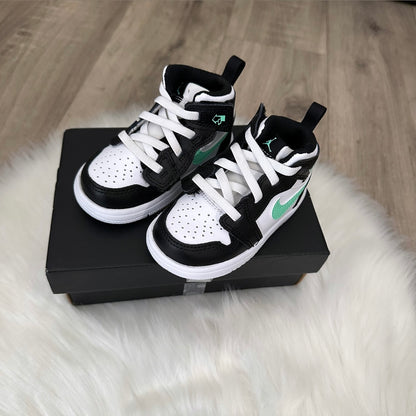 Jordan 1 ‘Green Glow’ Boys Trainers - 4.5 UK